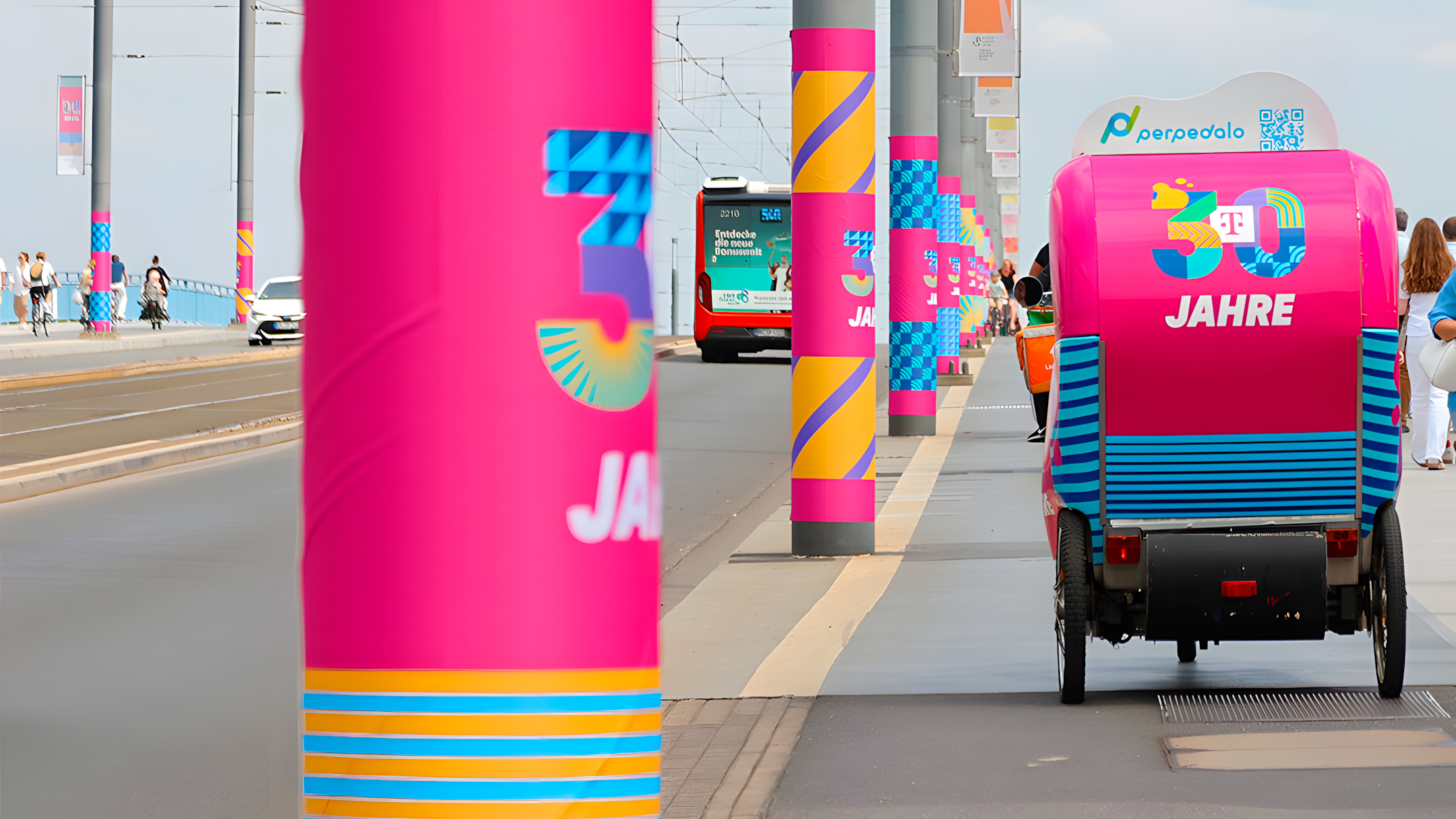 30 Jahre Telekom Rikscha und Säulengestaltung