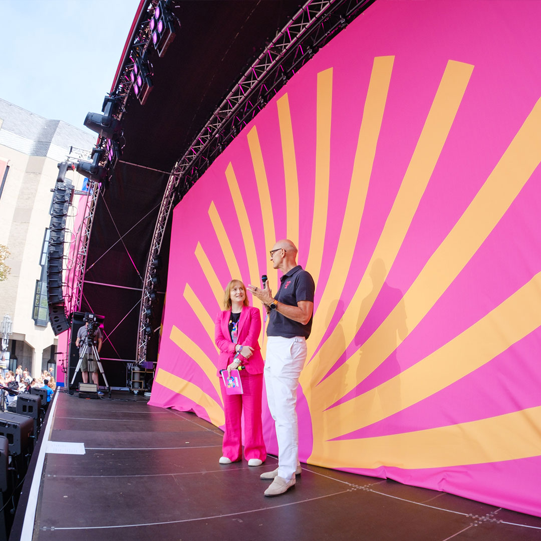 30 Jahre Telekom Tim Höttges auf Bühne Münsterplatz