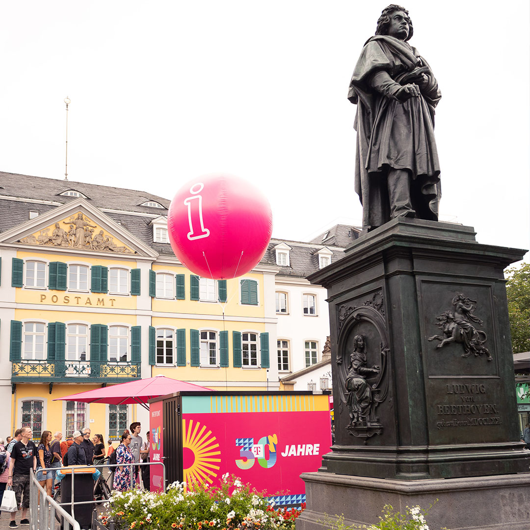 30 Jahre Telekom Infostand hinter Beethoven Statue