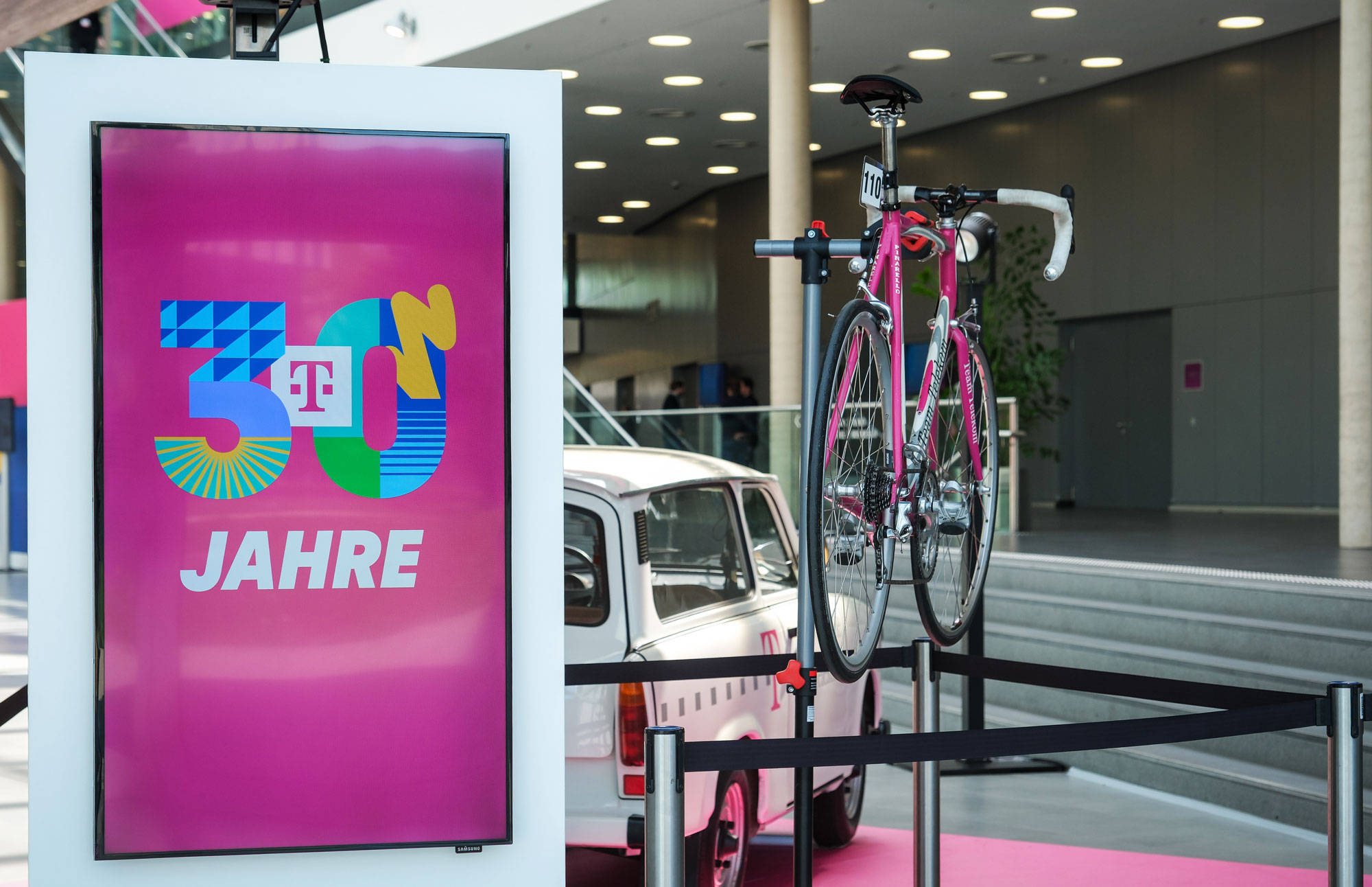 Telekom Hauptversammlung 30 Jahre Telekom Ausstellung Magenta Fahrrad