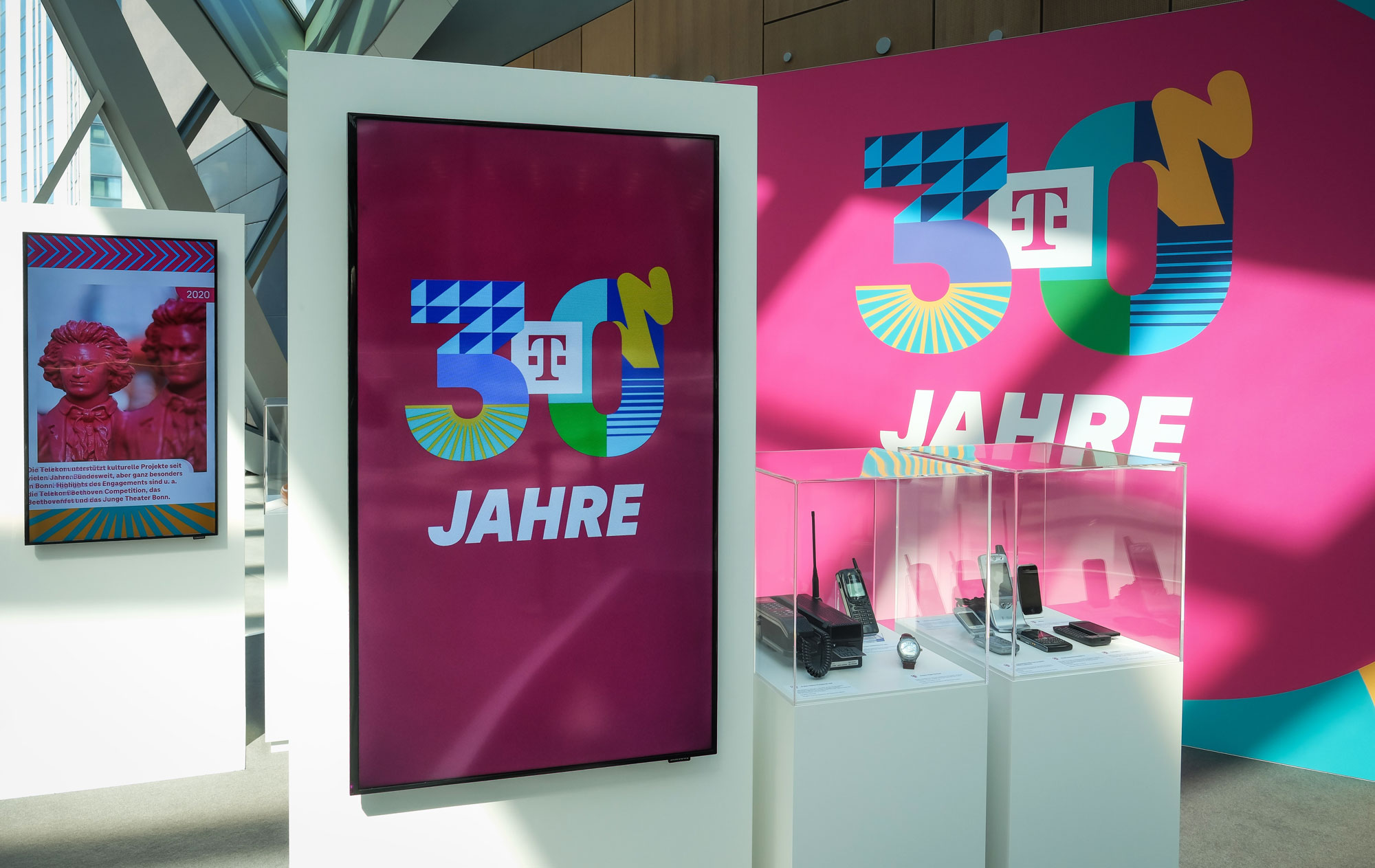 Telekom Hauptversammlung 30 Jahre Telekom Ausstellung Vitrinen