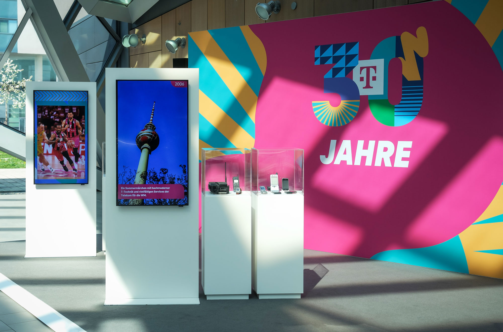 Telekom Hauptversammlung 30 Jahre Telekom Ausstellung Vitrinen