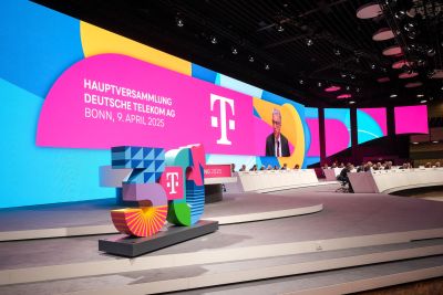 Telekom Hauptversammlung Bühne mit 30 Jahre Aufsteller