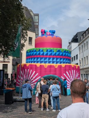 30 Jahre Telekom Fest aufblasbarer Riesenkuchen