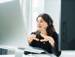 Mitarbeiterin im Online Call