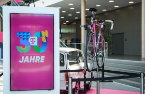 Telekom Hauptversammlung 30 Jahre Telekom Ausstellung Magenta Fahrrad
