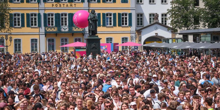 30 Jahre Telekom Fest Menschenmenge Münsterplatz Bonn