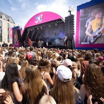 30 Jahre Telekom Bühne Münsterplatz mit Menschenmenge
