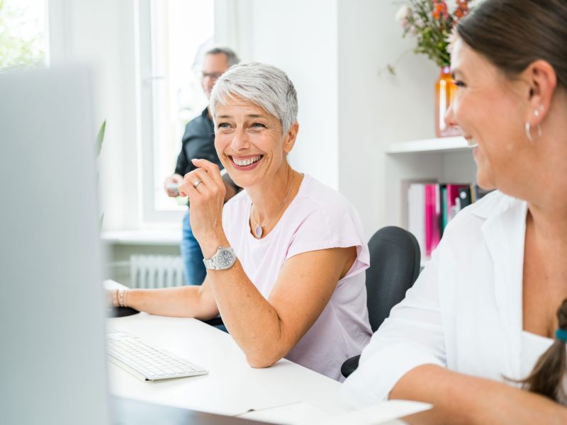 Geschäftsführung und Mitarbeitende sind gemeinsam im Büro und besprechen