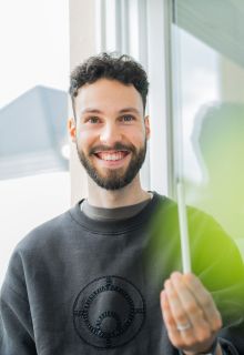 Mitarbeiter hält Stift in der Hand